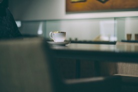窓辺のテーブルとコーヒー