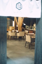 のれん越しに見えるカフェの店内
