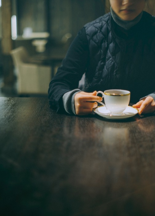 蔵の中のカフェでコーヒーを楽しむ様子