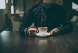 カフェでくつろぐ様子